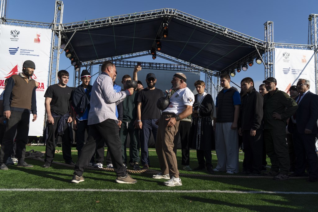 Силач Омар Ханапиев установил мировой рекорд в Кизляре