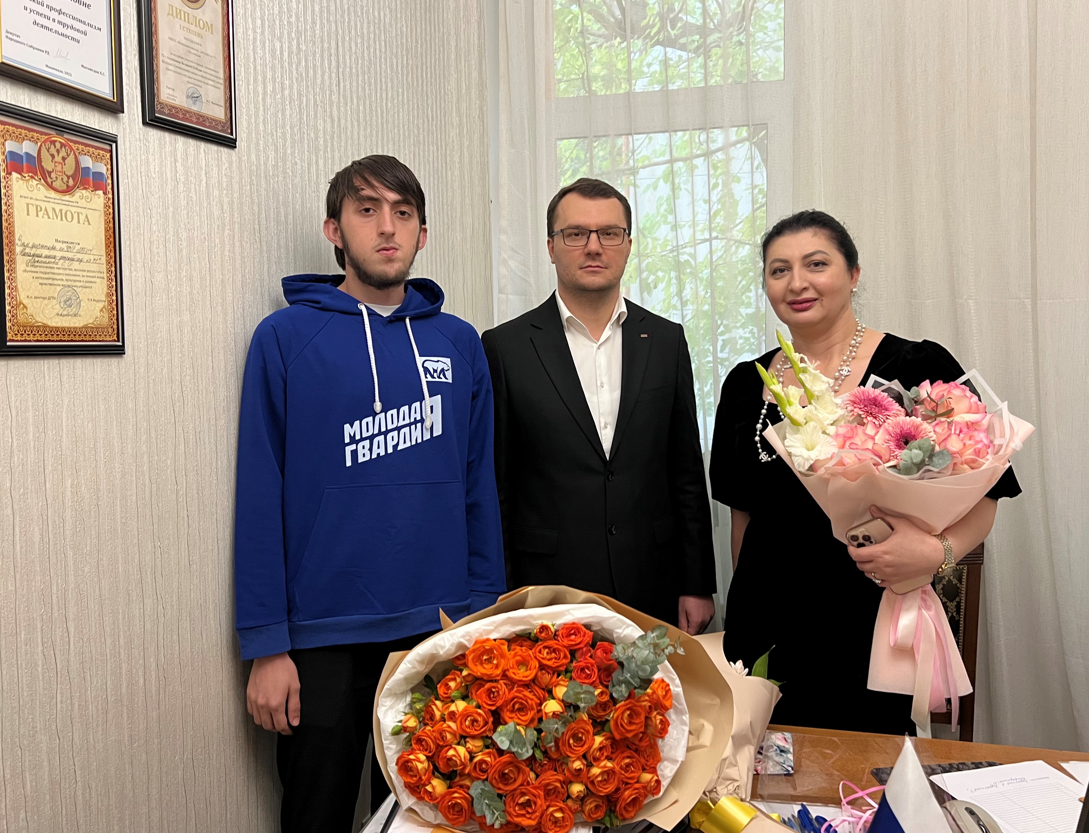 Активисты «Молодой Гвардии» поздравили дагестанских учителей с профессиональным праздником