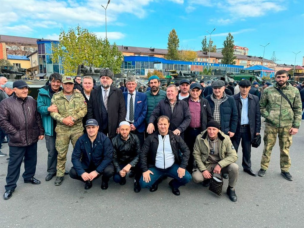 Делегация из Цунтинского района посетила выставку трофейной техники НАТО