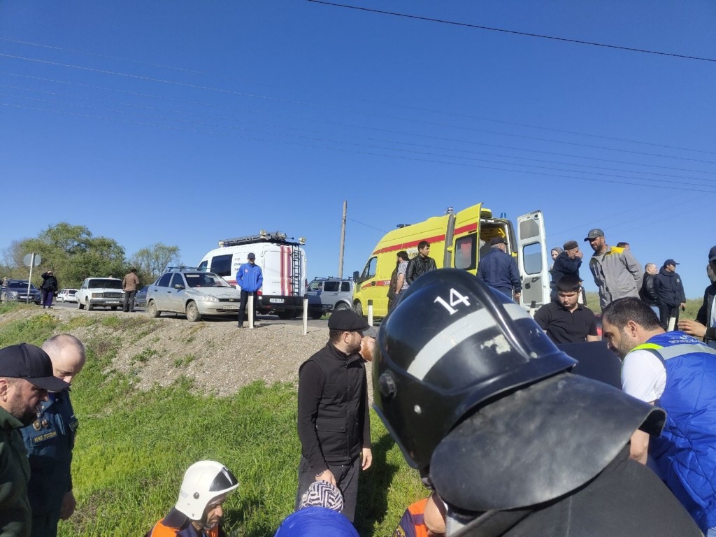 Автомобиль столкнулся с поездом на ж/д переезде в Кизляре