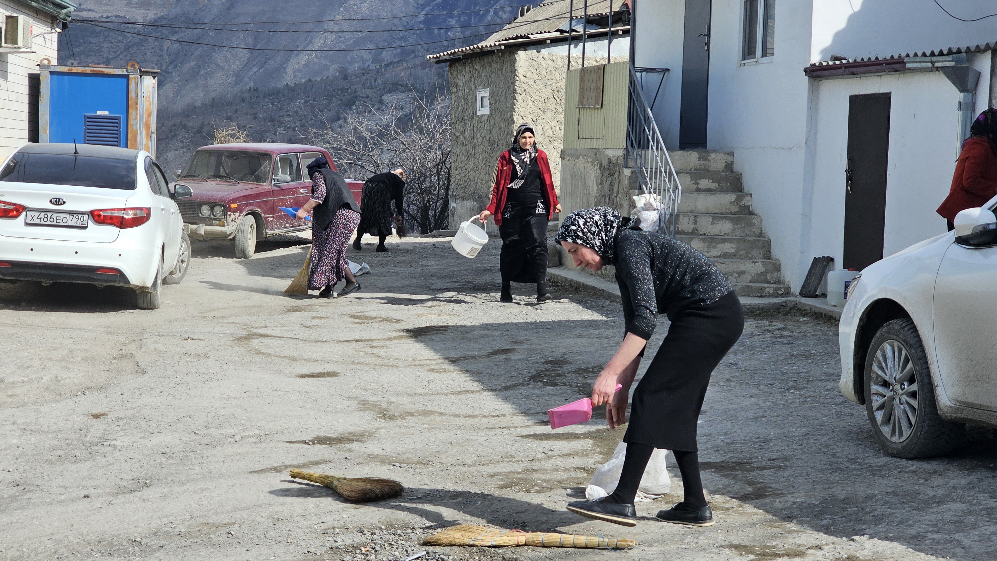 В Ахвахском районе прошел первый весенний субботник