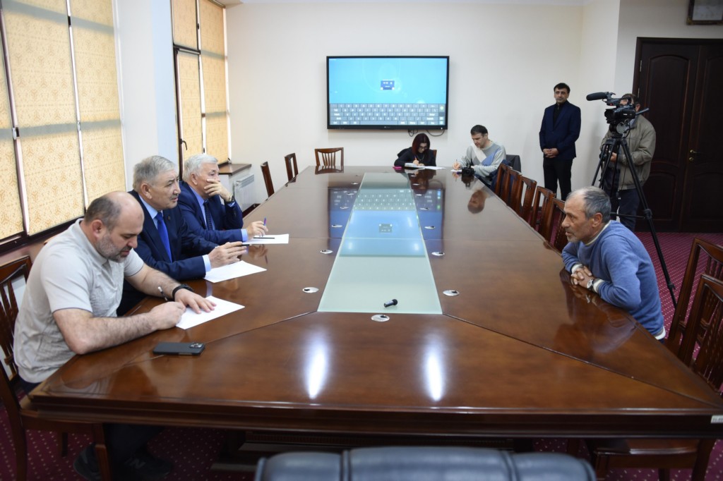 Сайгидахмед Ахмедов провел приём граждан в Гумбетовском районе