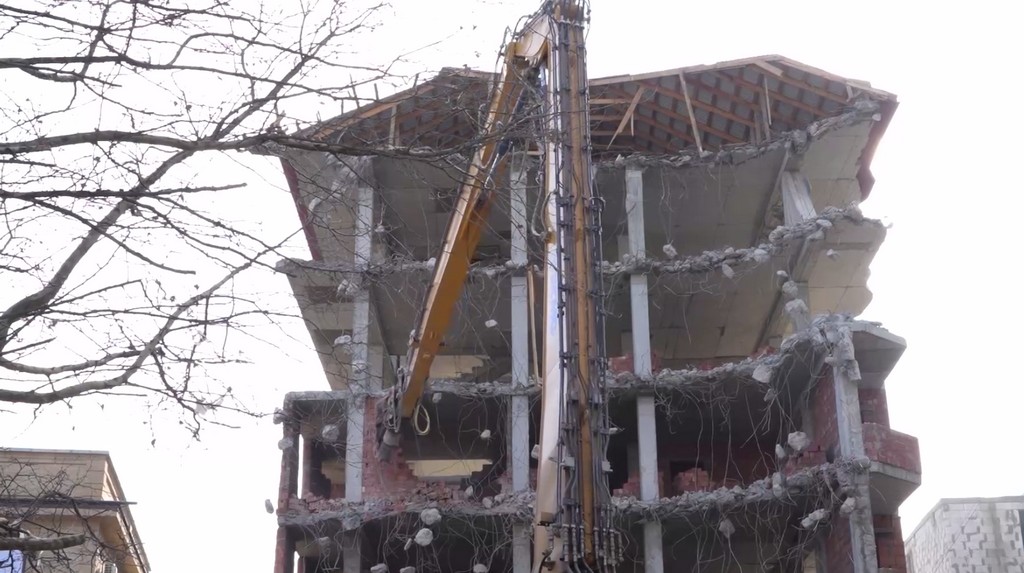 В Дагестане приступили к сносу незаконно построенных многоэтажек