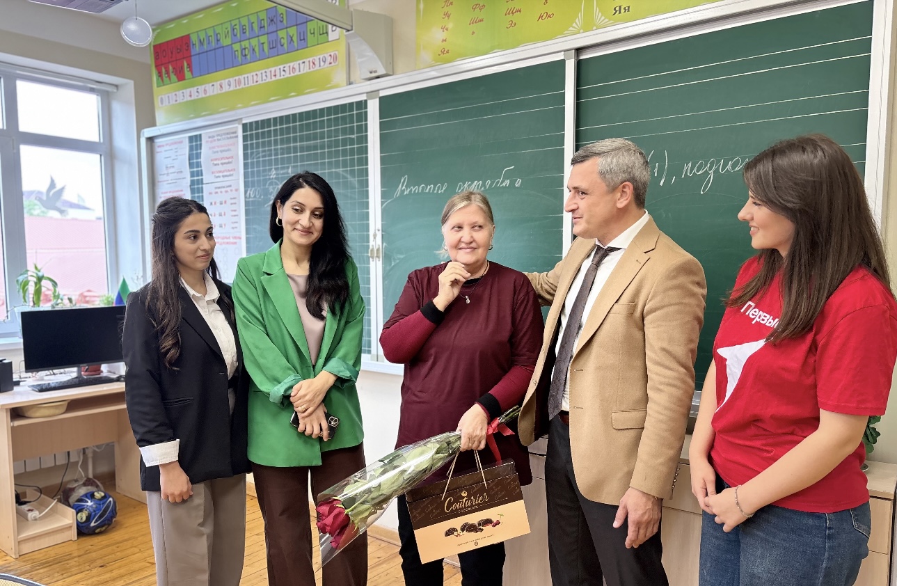 Единороссы поздравили учительницу-мать участников СВО с профессиональным праздником