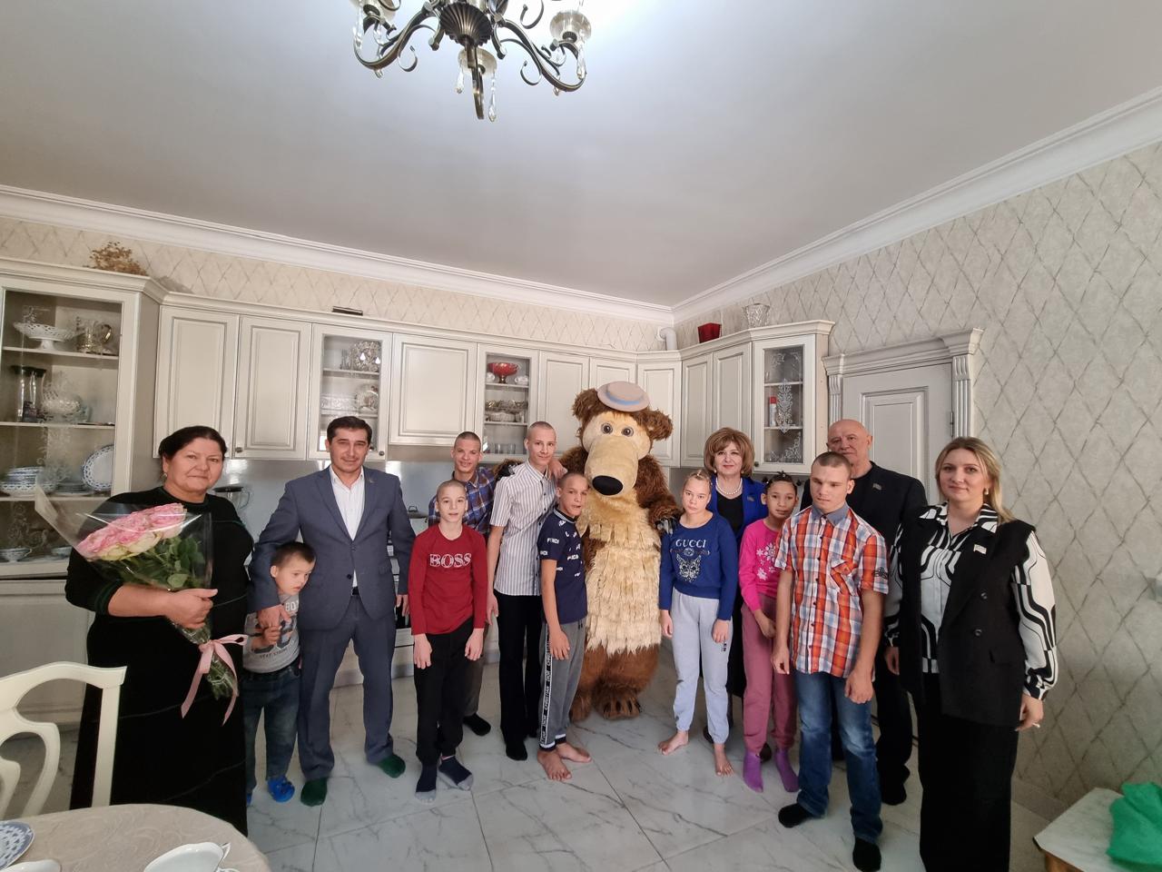 Депутаты-единороссы навестили многодетную мать в пригороде Махачкалы