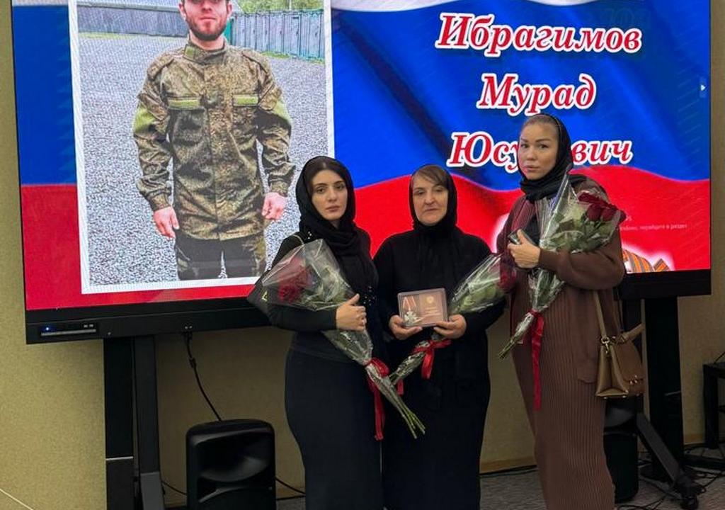 В Новолакском районе оказали помощь семье погибшего участника СВО