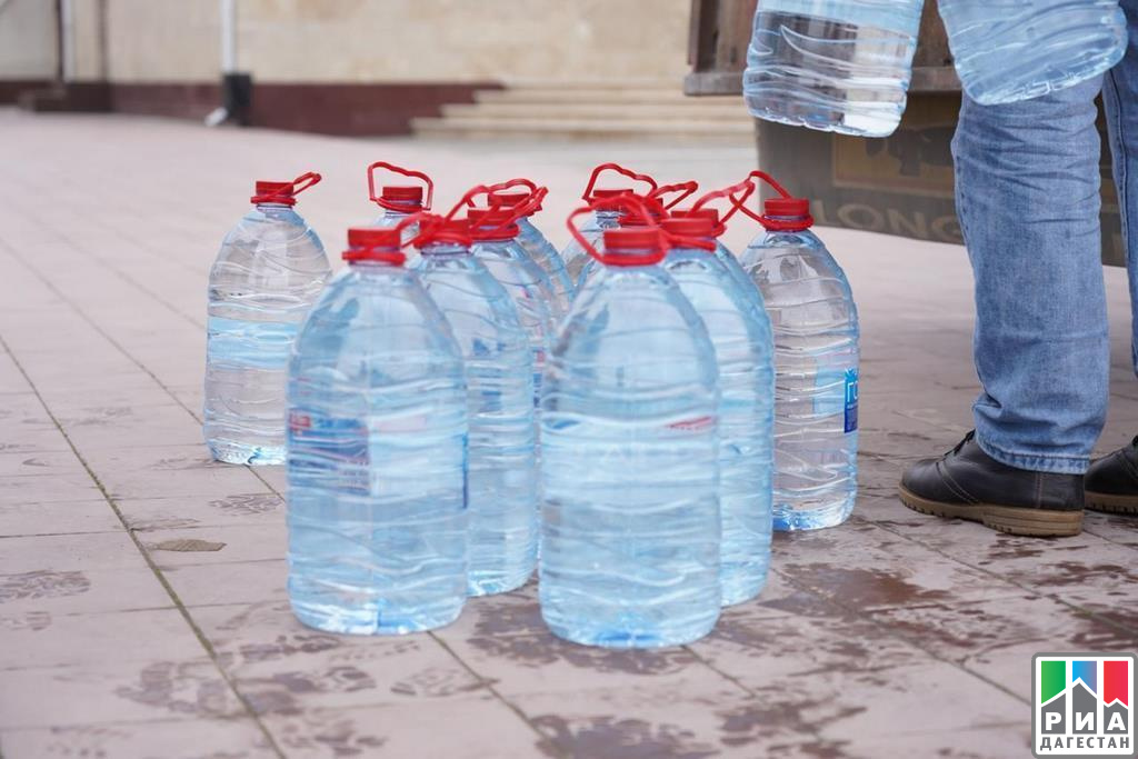 Раздача питьевой воды. Вода питьевая Дагестан. Бутилированная вода Дагестан. Бутилированная вода в Каспийске. Помидоры в пятилитровых бутылках.