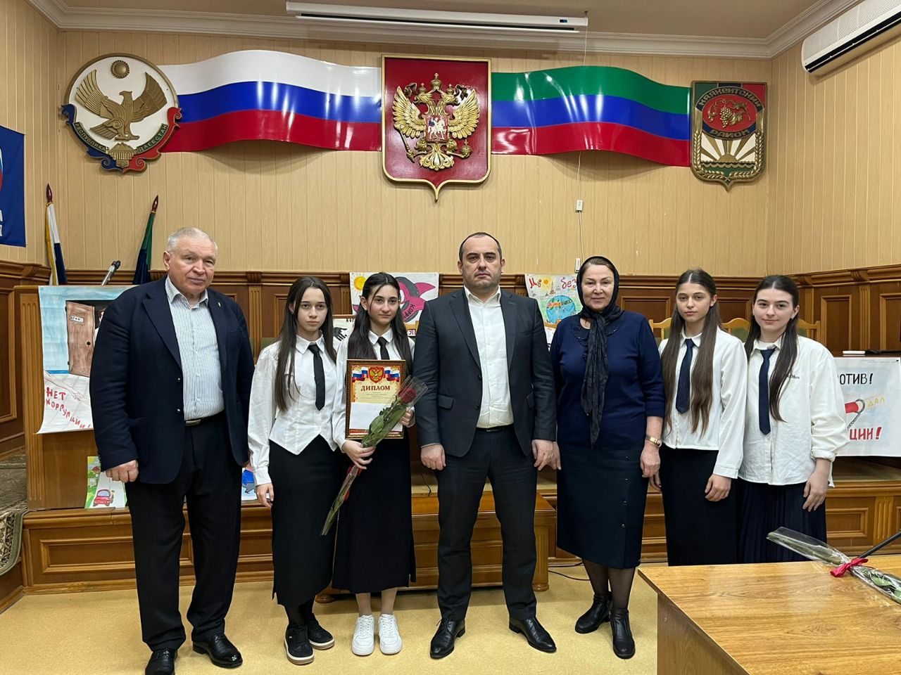 Магомед Эльдерханов наградил победителей конкурса социальной антикоррупционной рекламы