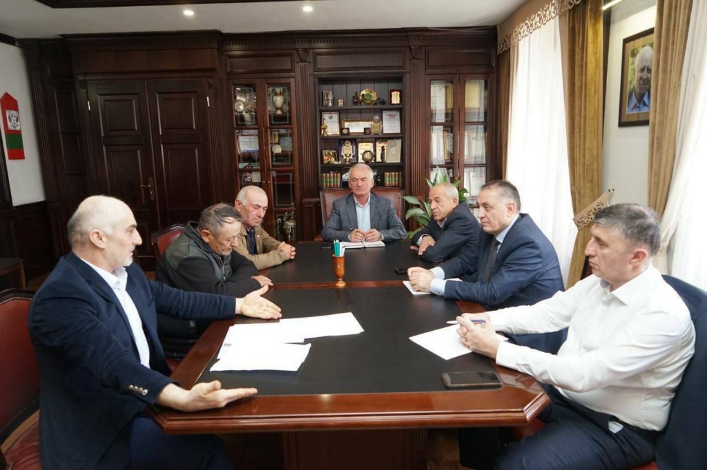 Абдурахман Махмудов провёл личный приём граждан в Хунзахском районе