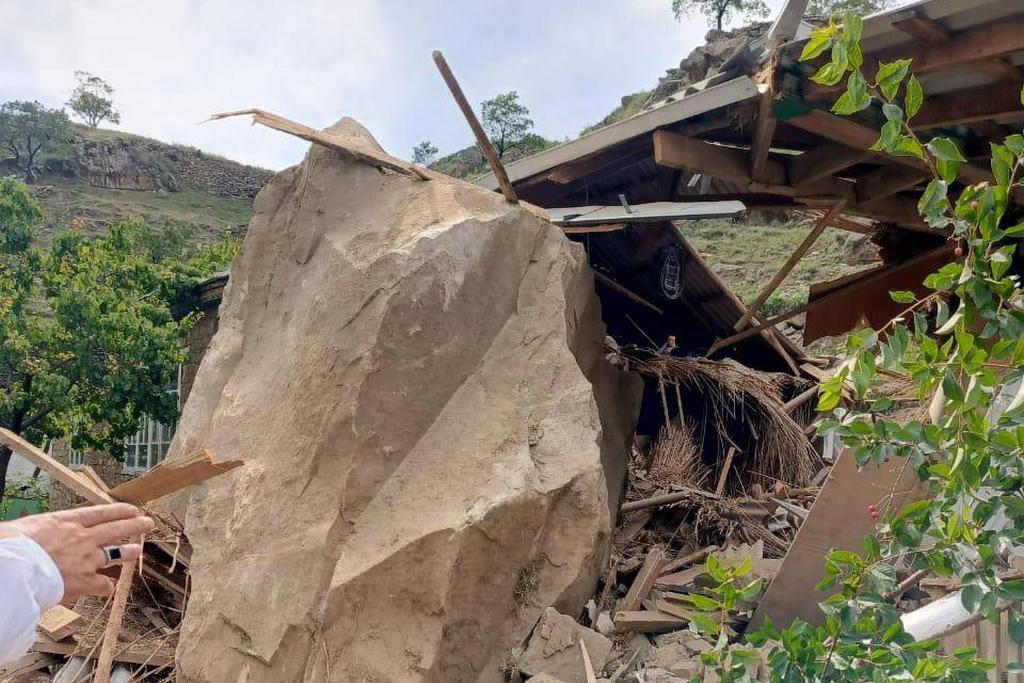 В горах Дагестана свалившийся с горы булыжник повредил частный дом