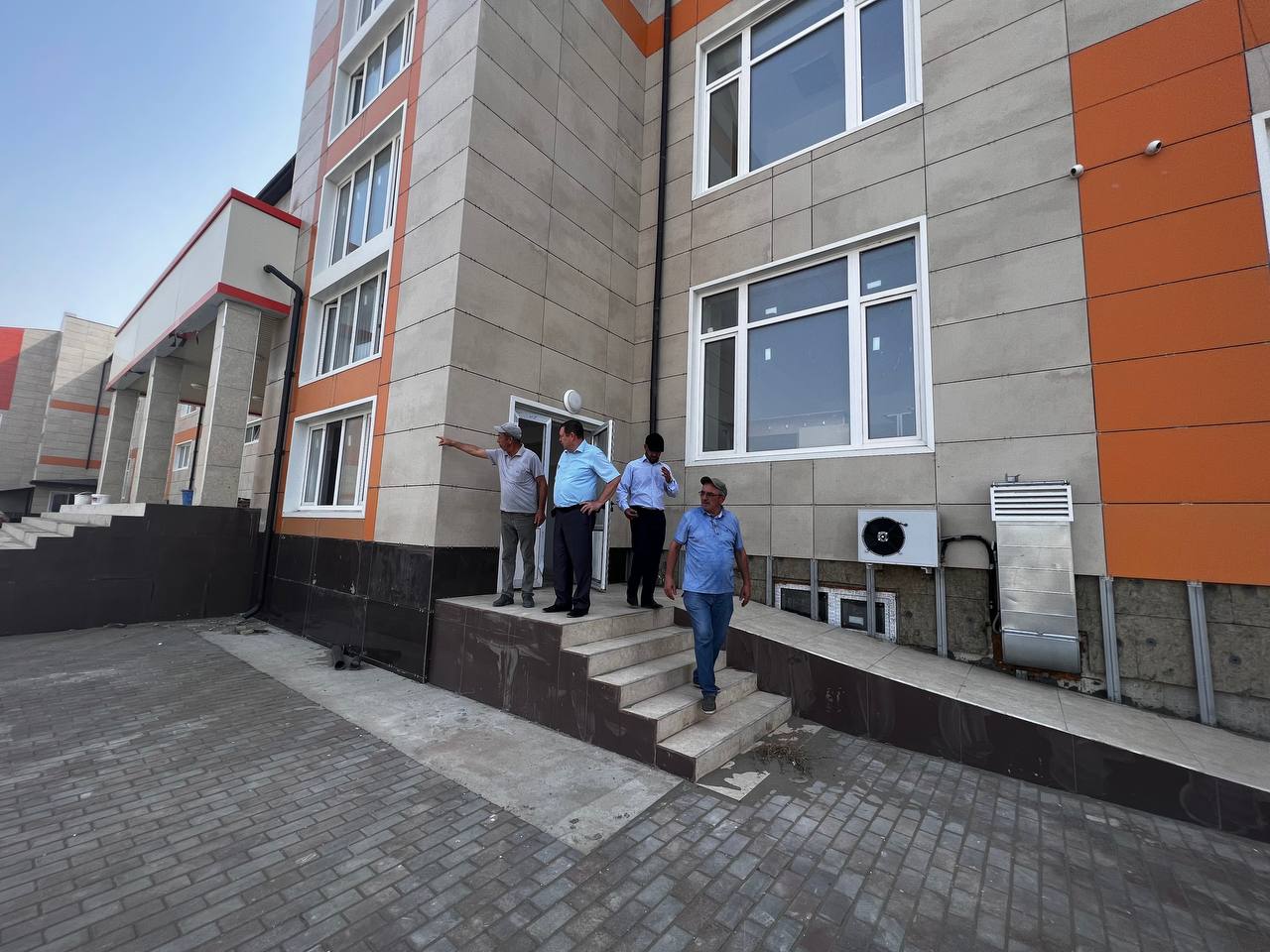 Мэр Кизляра проверил готовность новой школы на 800 ученических мест