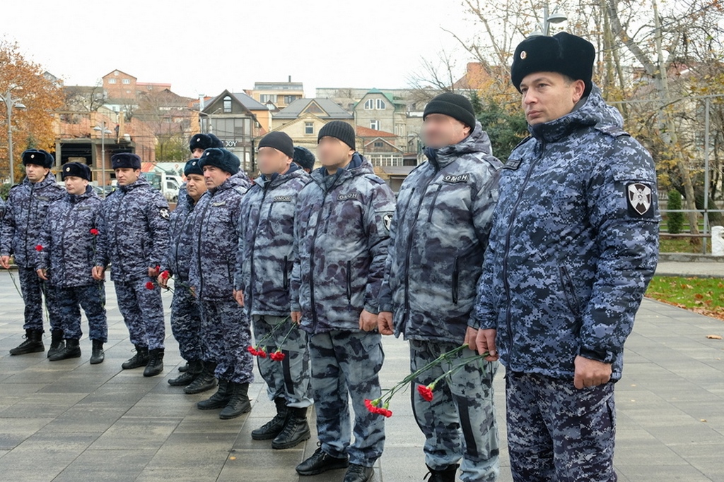 Росгвардейцы в Дагестане почтили память неизвестного солдата