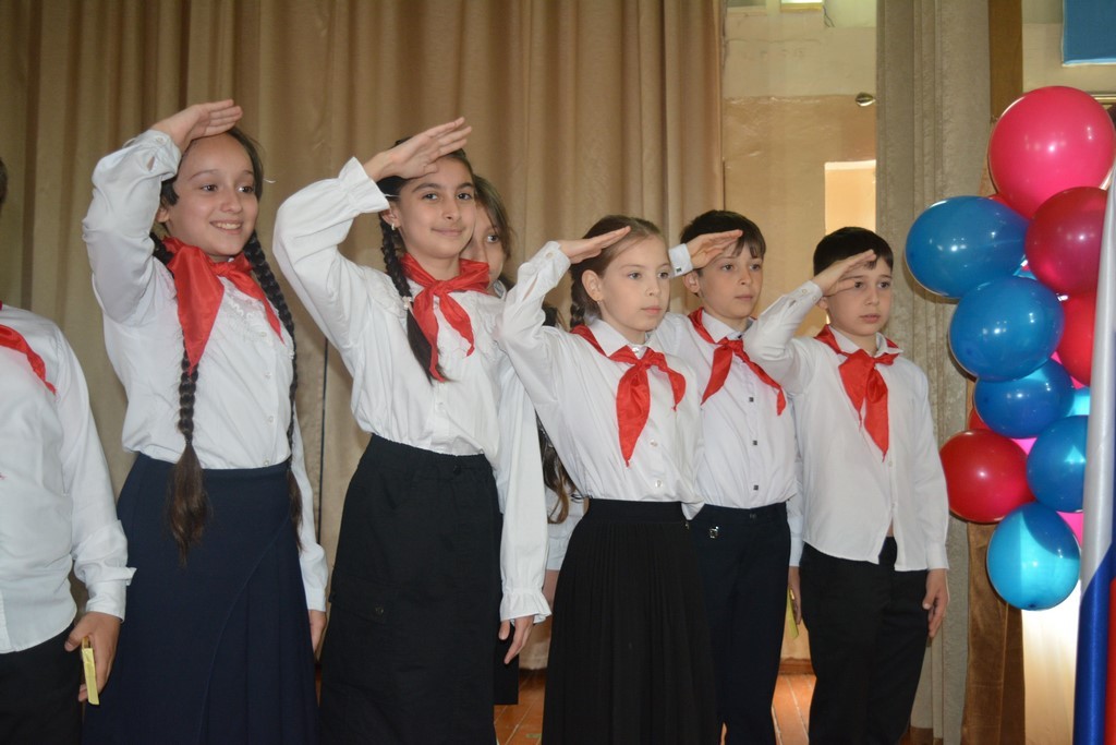 В махачкалинском лицее №9 прошло посвящение в пионеры