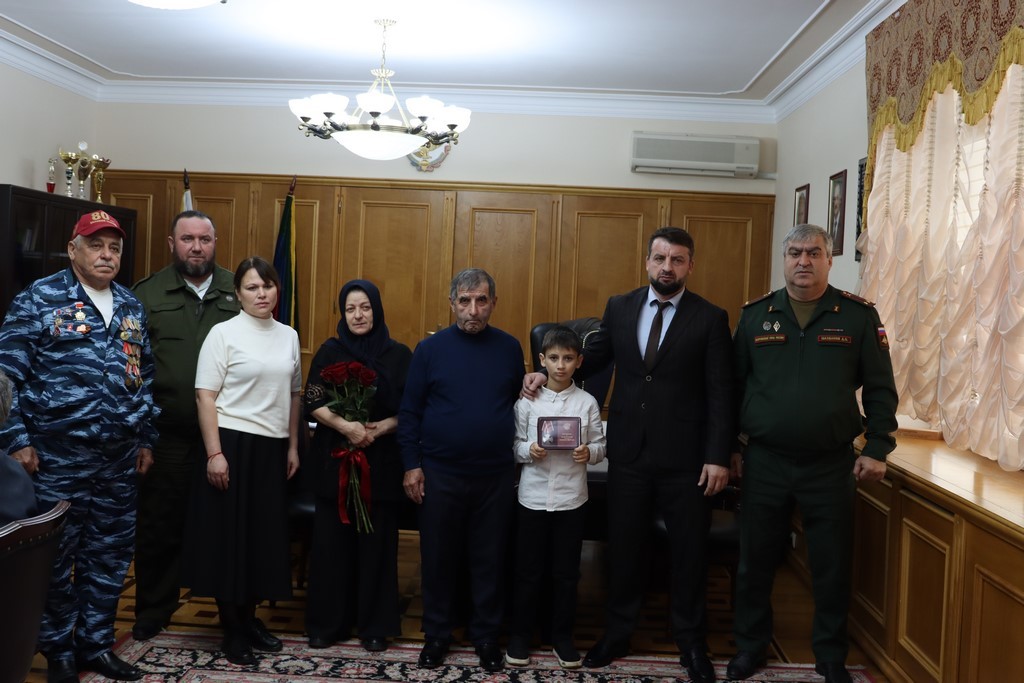 Орден Мужества передали семье военнослужащего Артема Гамзатова