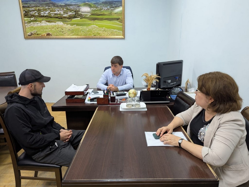 В администрации Карабудахкентского района состоялась встреча с контрактником Минобороны РФ