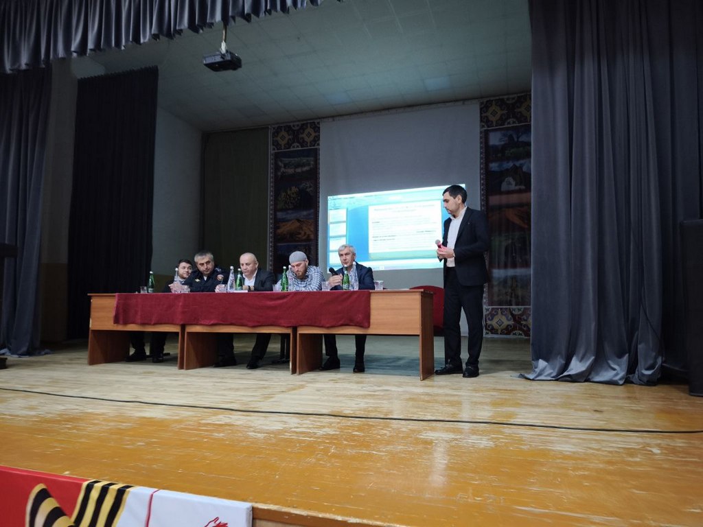 Воспитательную работу среди несовершеннолетних Кумторкалинского района обсудили с родителями школьников