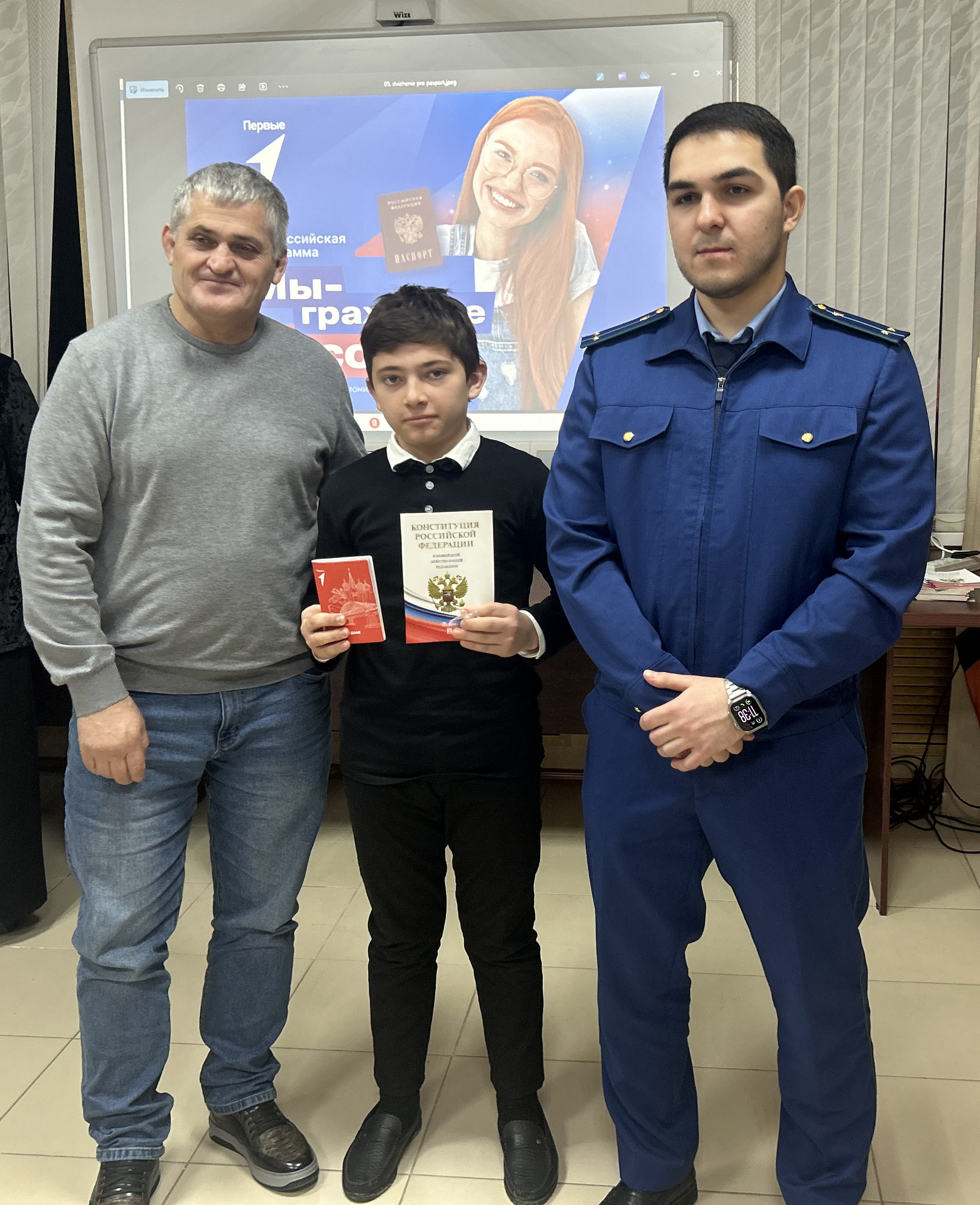 В Тарумовском районе торжественно вручили паспорта активистам «Движения первых»