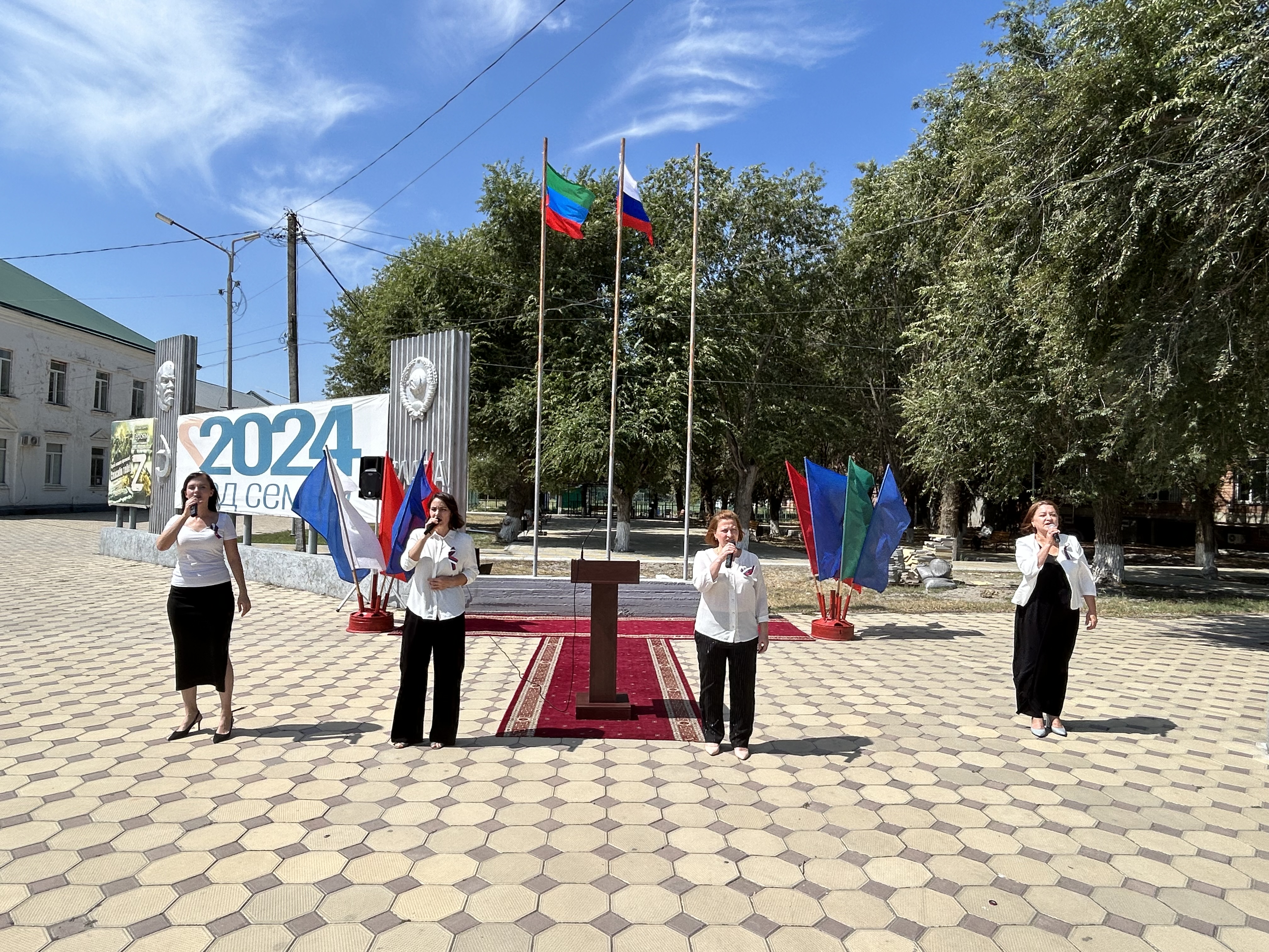 День российского флага отметили в Тарумовском районе