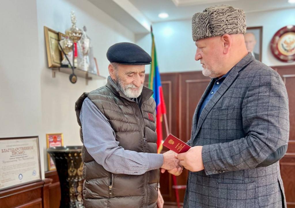 Глава Унцукульского района передал орден Мужества родным военнослужащего Джамалудина Саидова