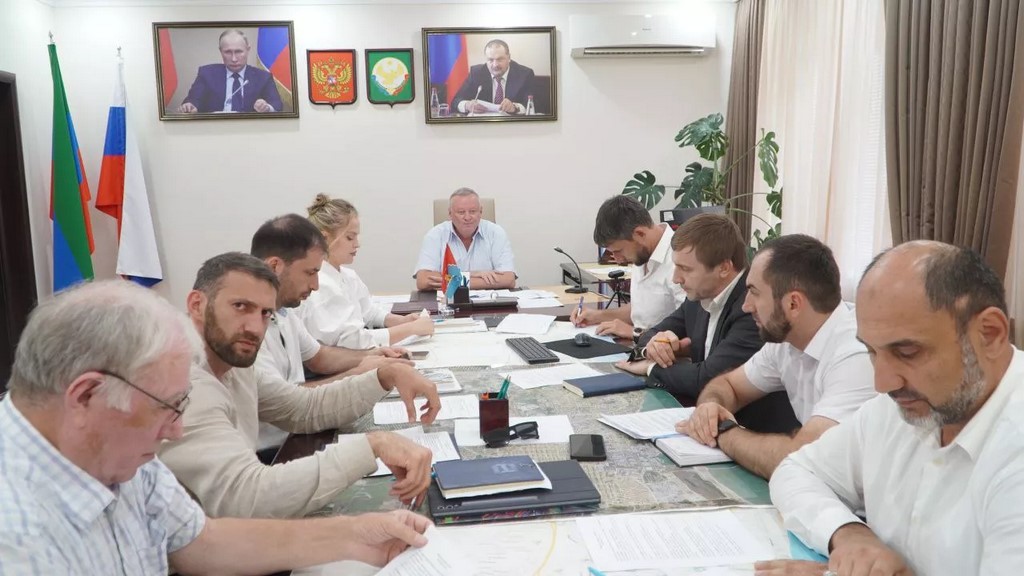 Вопросы поддержки семей участников СВО и благоустройства общественных территорий обсудили в администрации Каспийска