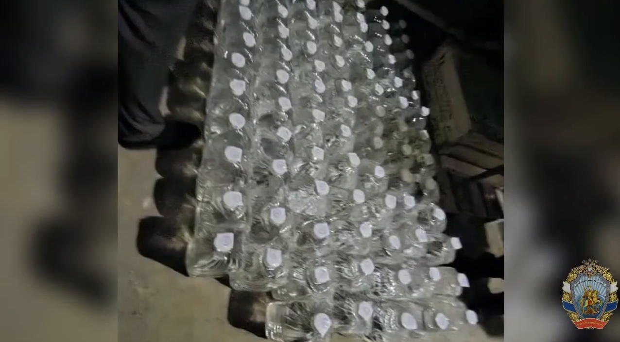 Перевозку 455 литров нелегального алкоголя пресекли полицейские в Дагестане