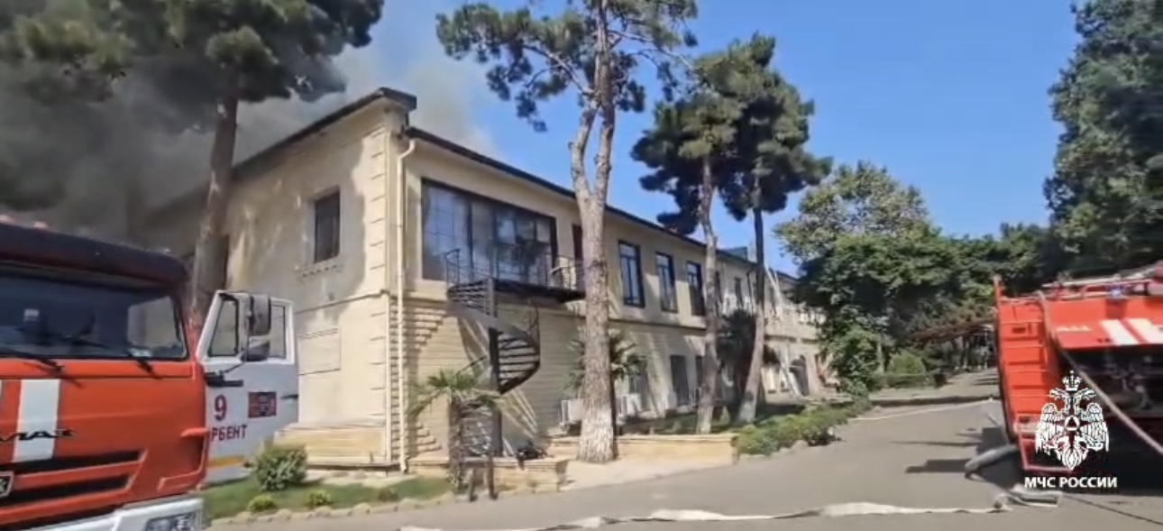В Дербенте загорелось здание коньячного комбината