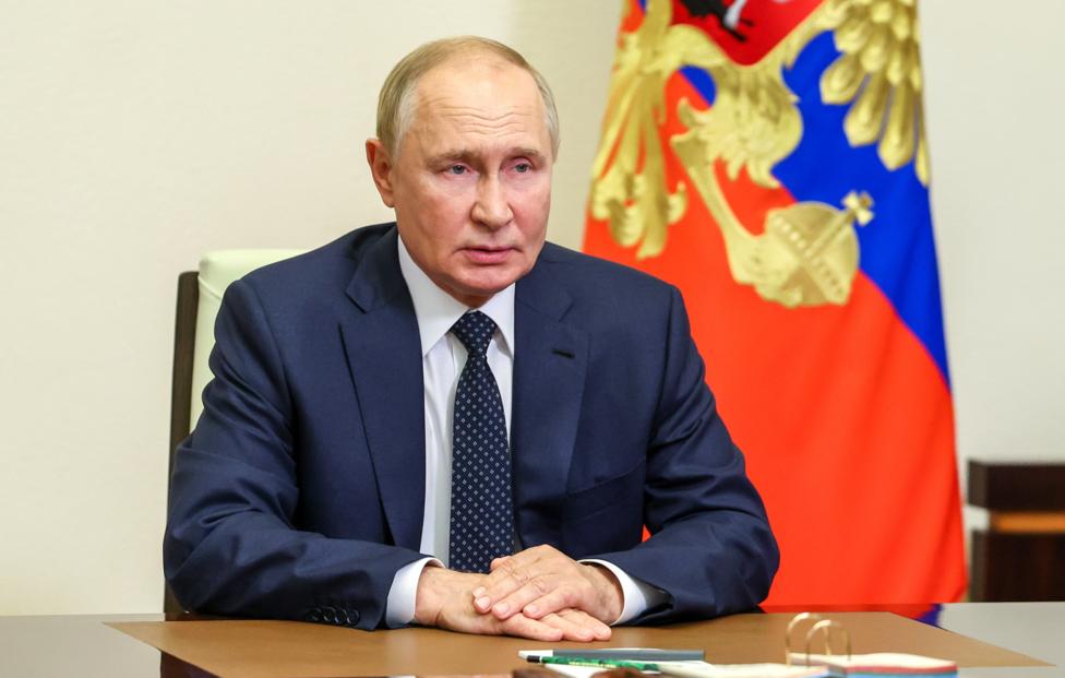 Путин поручил продумать механизмы борьбы с хищением средств мошенниками