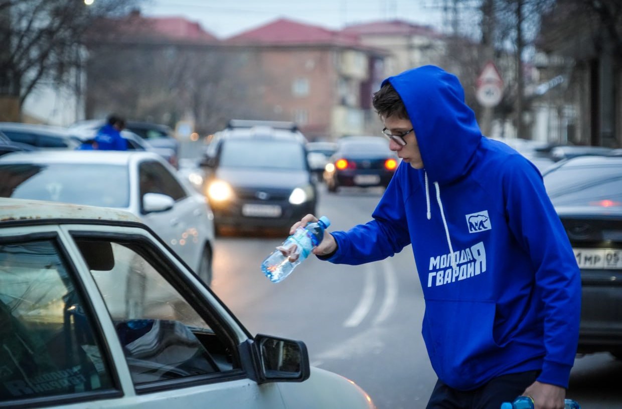 Молодогвардейцы провели акцию по раздаче фиников и воды на дорогах республики