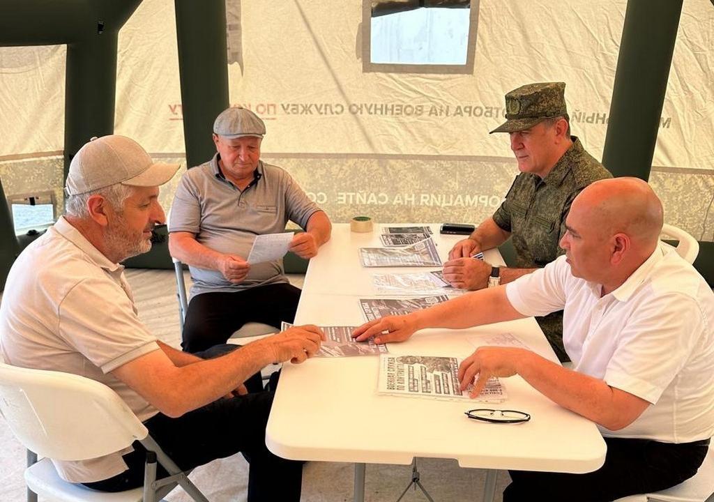 В центре Кизляра развернули мобильный пункт отбора на контрактную службу