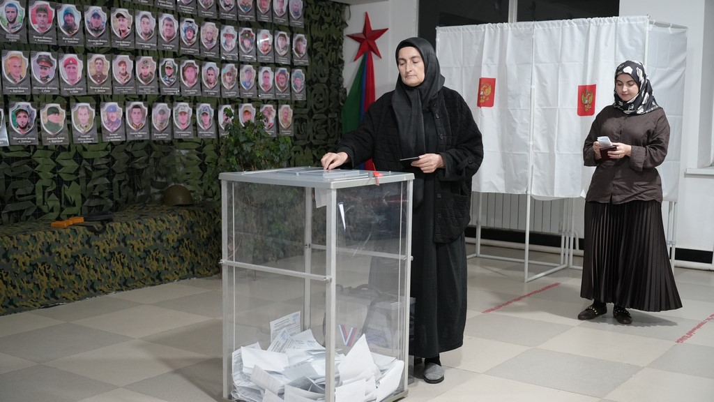 Мать и вдова погибших бойцов СВО проголосовала на муниципальных выборах в Казбековском районе