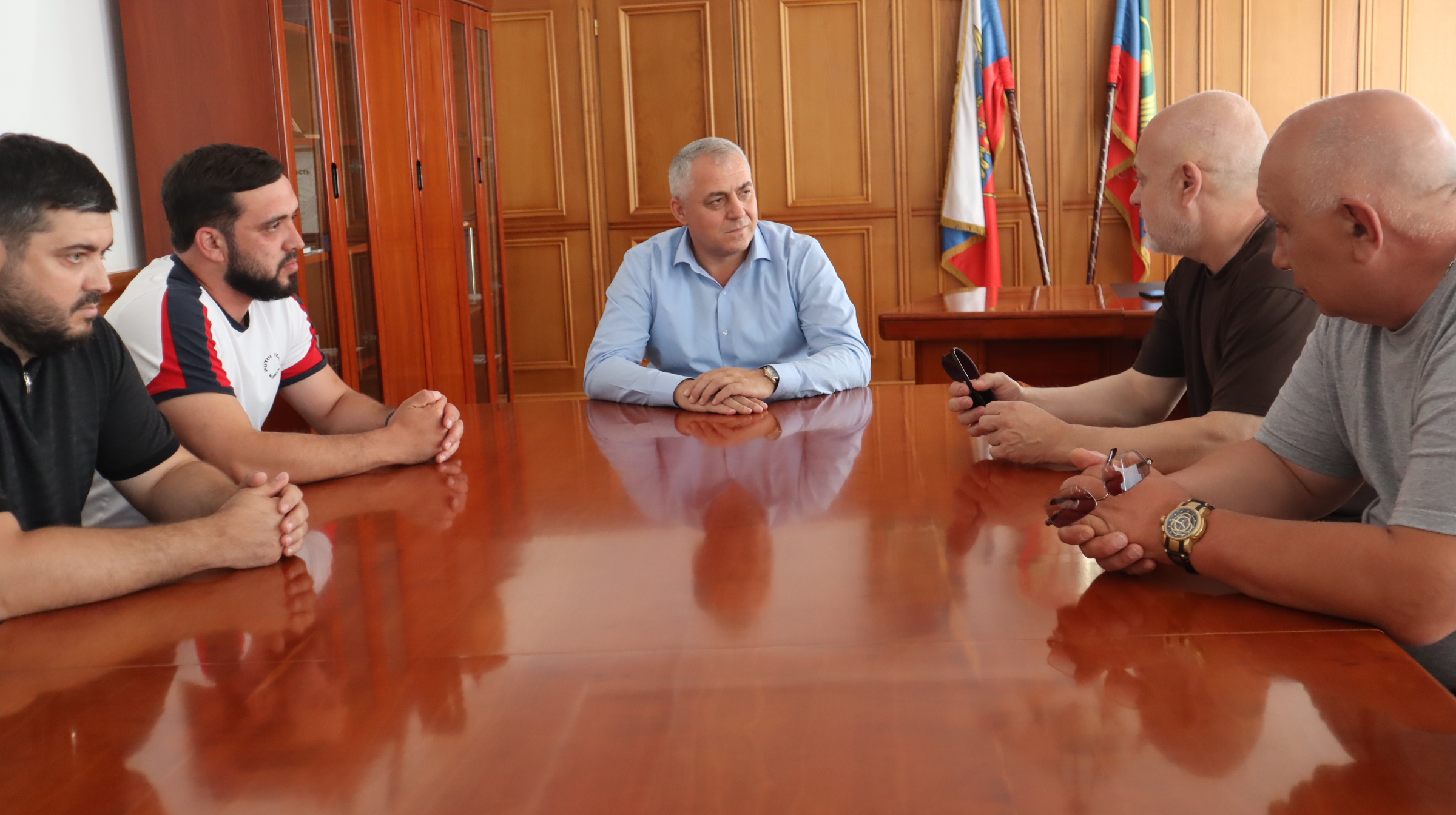 Глава Гергебильского района встретился с главой Михайловского округа