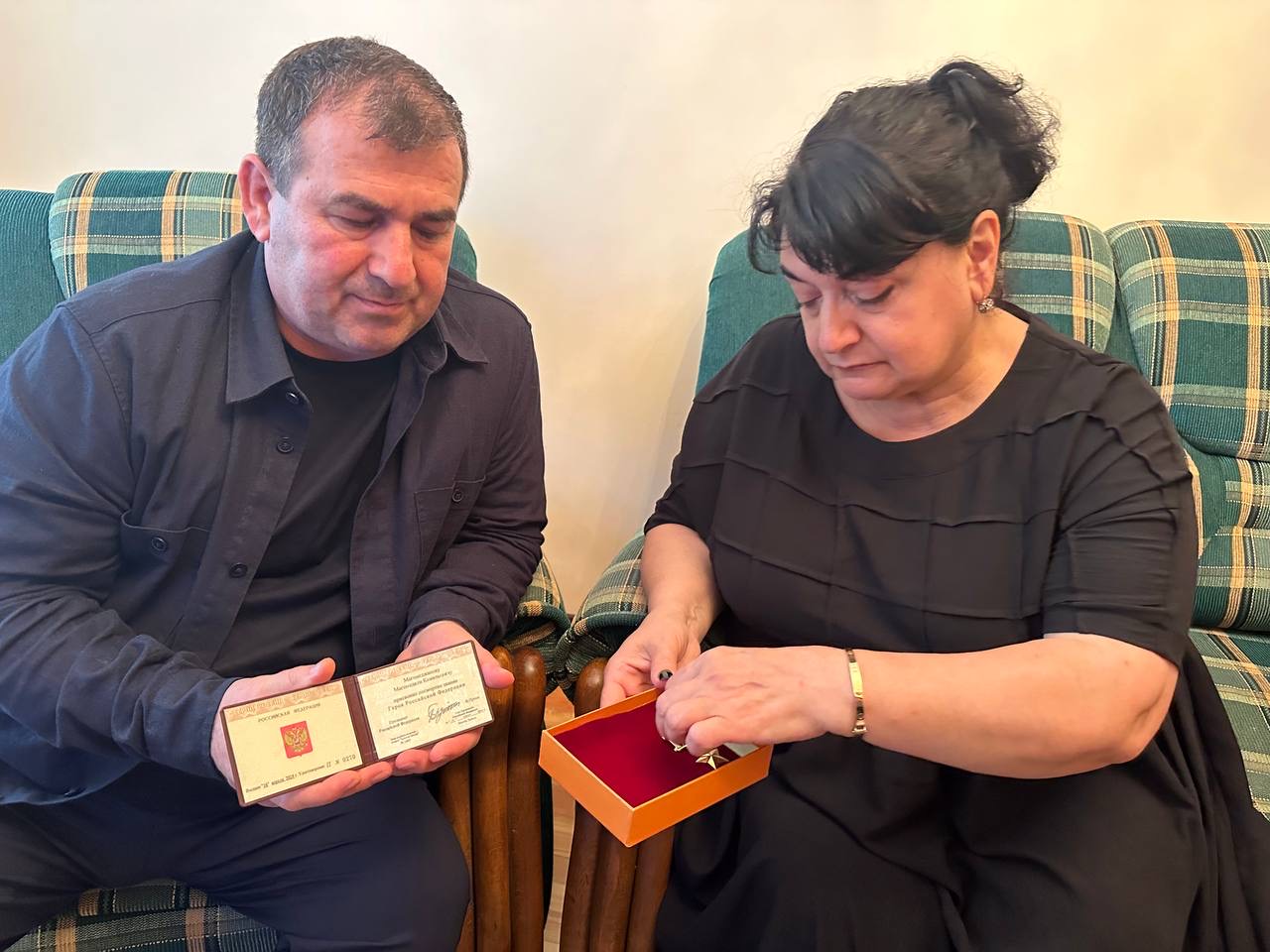 Единороссы Каспийска в День России посетили семьи погибших участников СВО