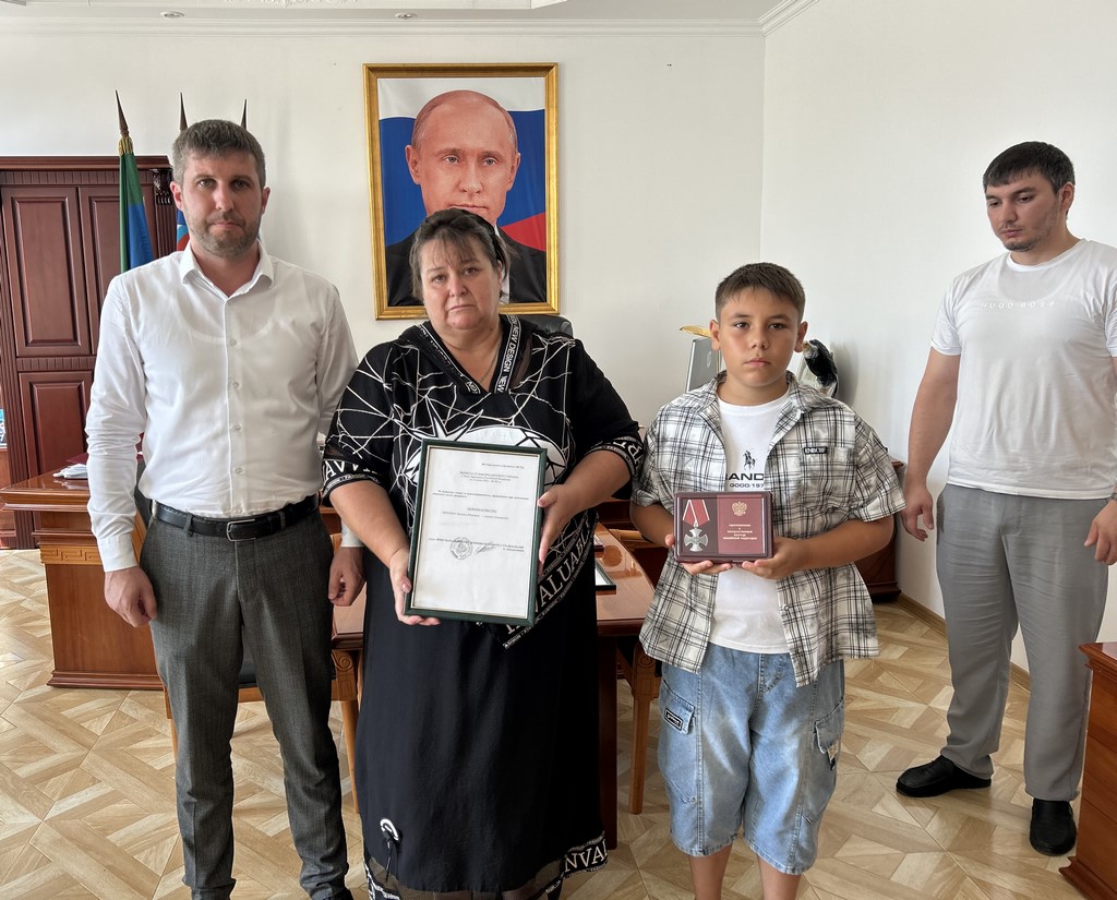 Глава Тарумовского района вручил ордена Мужества родителям участников СВО