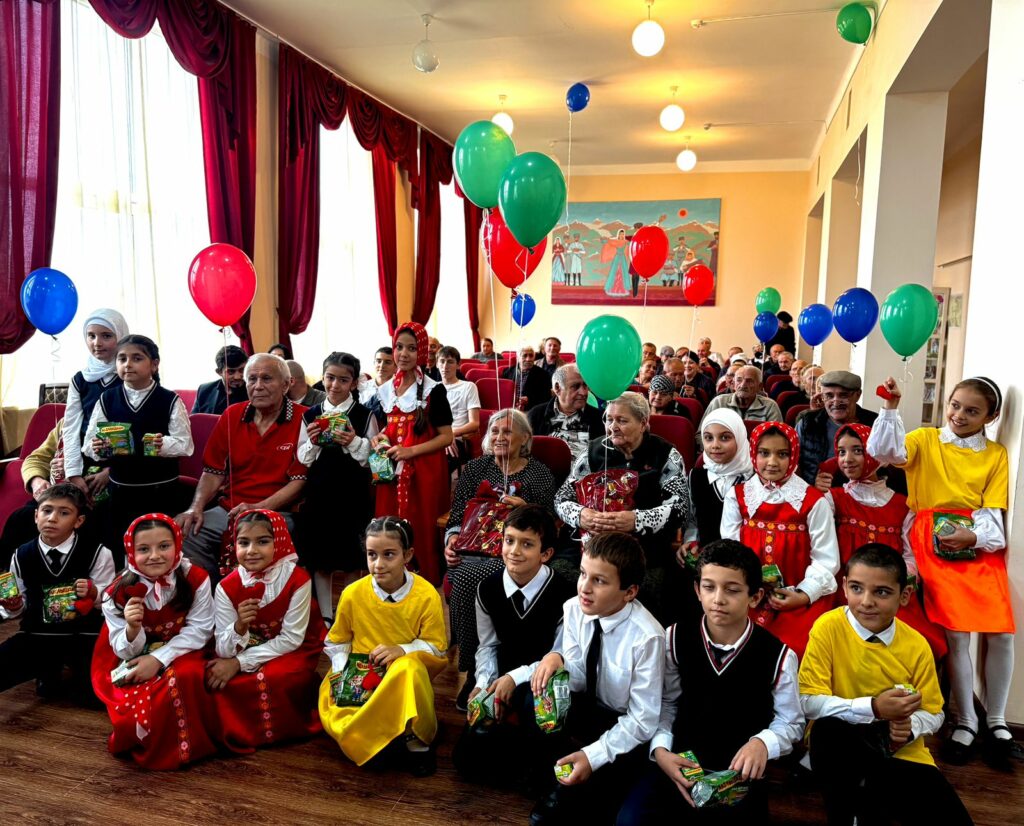 Школьники и молодежная администрация Махачкалы посетили дом-интернат в День пожилых людей