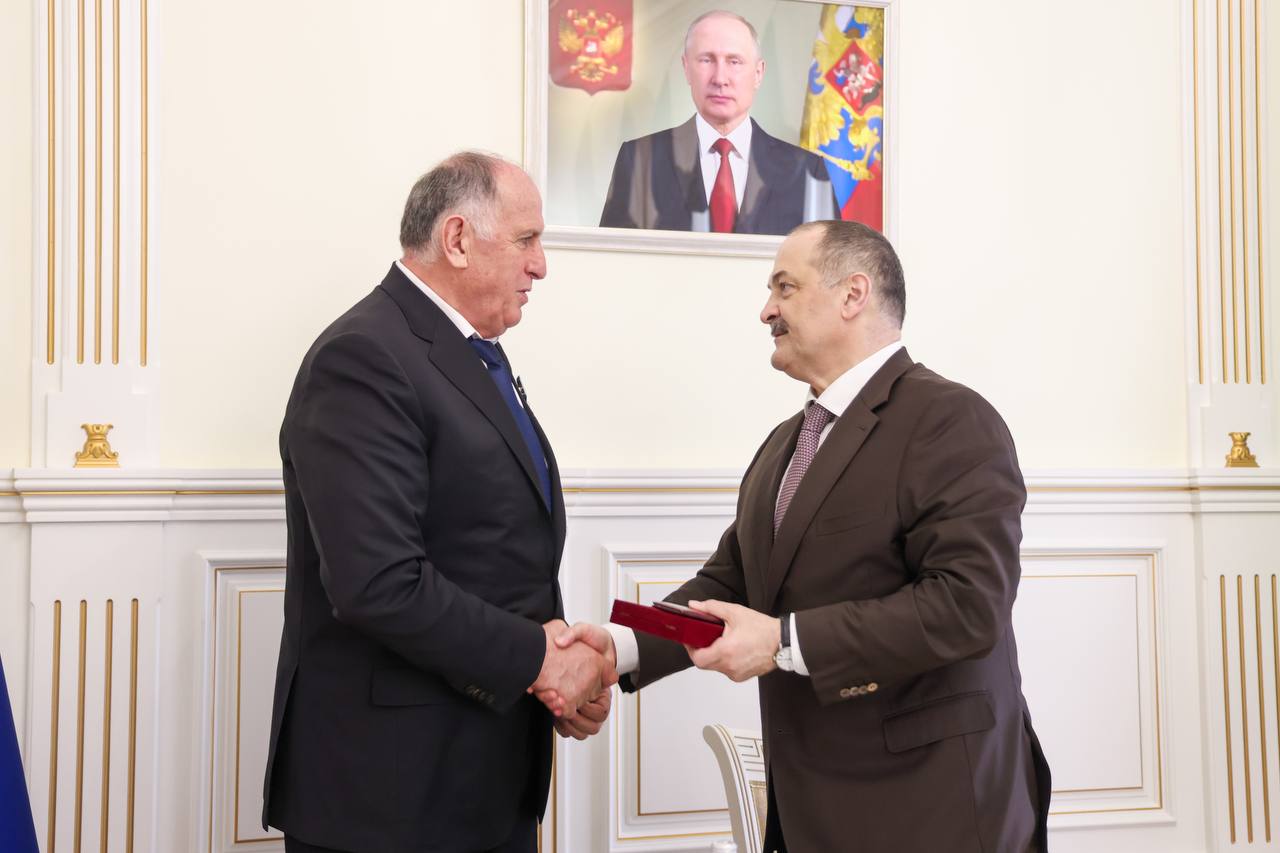 Сергей Меликов вручил Абдулмуслиму Абдулмуслимову орден Почета Республики Дагестан II степени