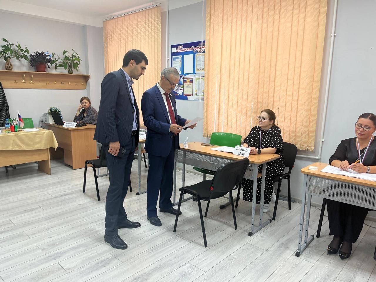 Депутат Госдумы РФ Нурбаганд Нурбагандов посетил избирательные участки в Махачкале