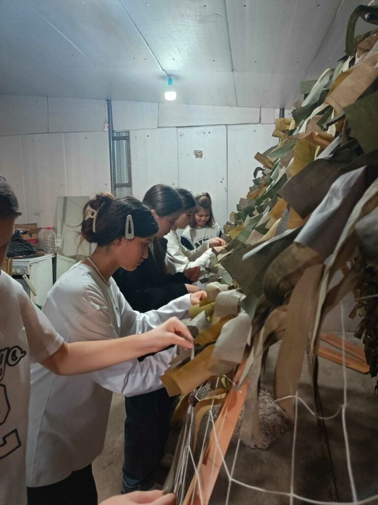 В Ногайском районе волонтеры плетут маскировочные сети для бойцов СВО