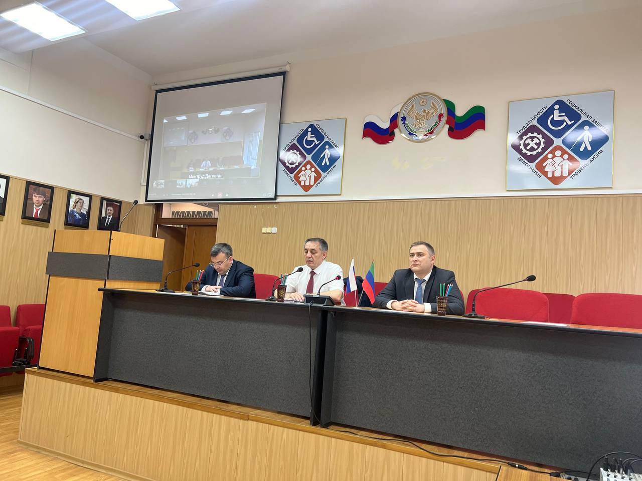 Абдурахман Махмудов провел расширенное совещание с аппаратом и подведомственными учреждениями Минтруда РД