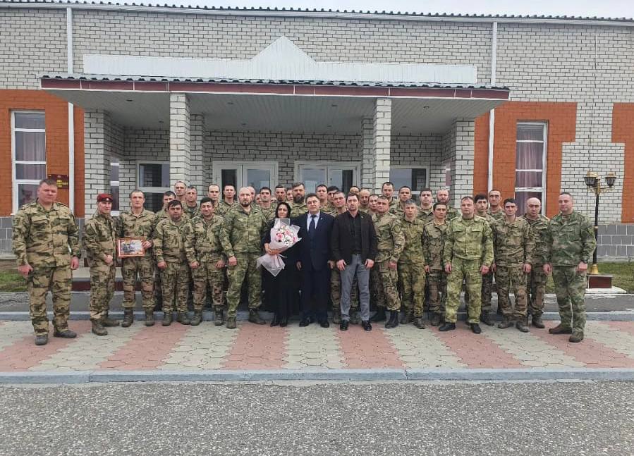 Прибывшим из СВО бойцам спецназа вручили общественные награды