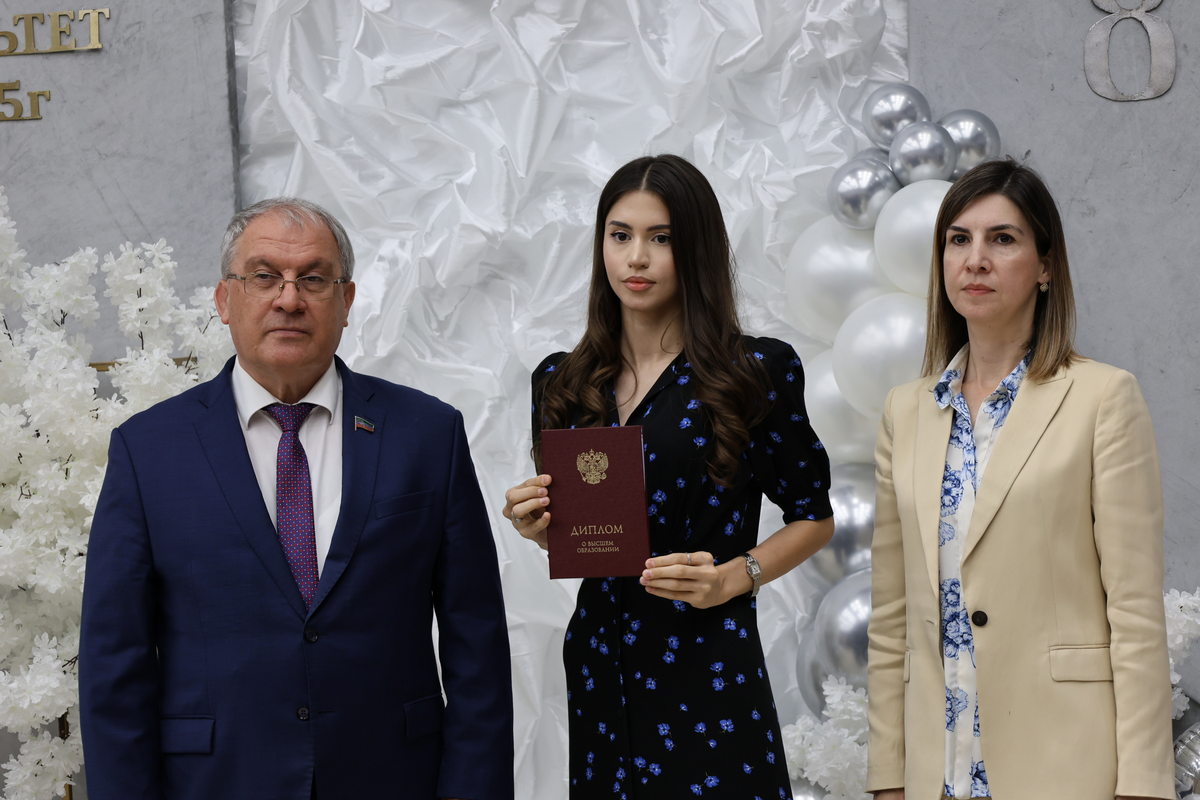 ДГМУ выпустил 88-е поколение врачей лечебного факультета