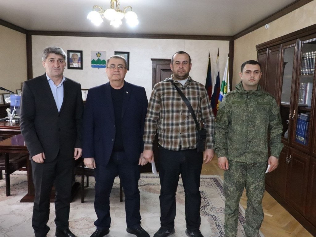 Глава Дербентского района встретился с добровольцем Низами Джафаровым