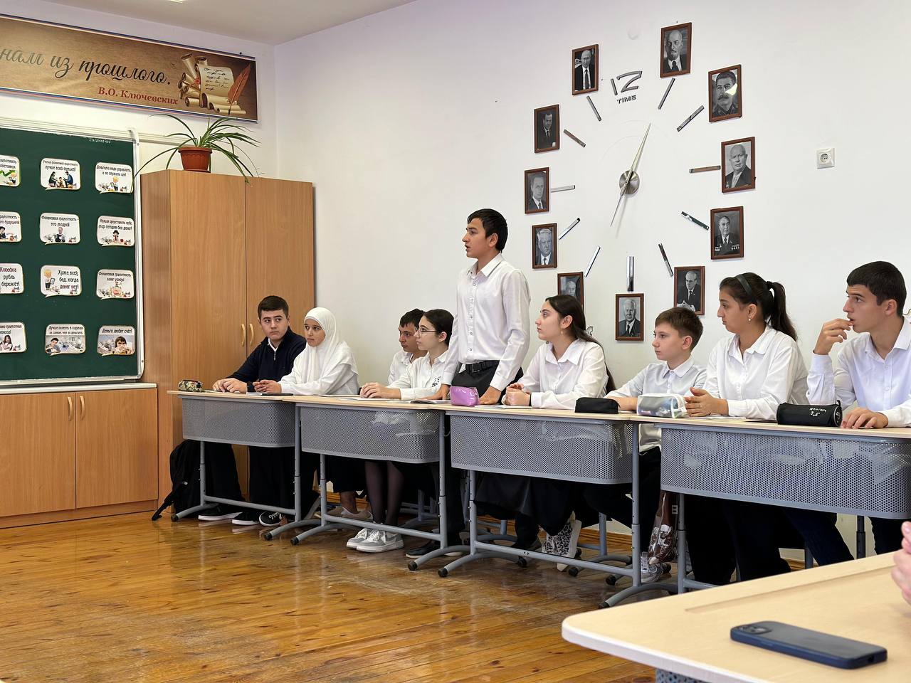 «Единая Россия» проводит цикл занятий по финансовой грамотности для школьников Дербента