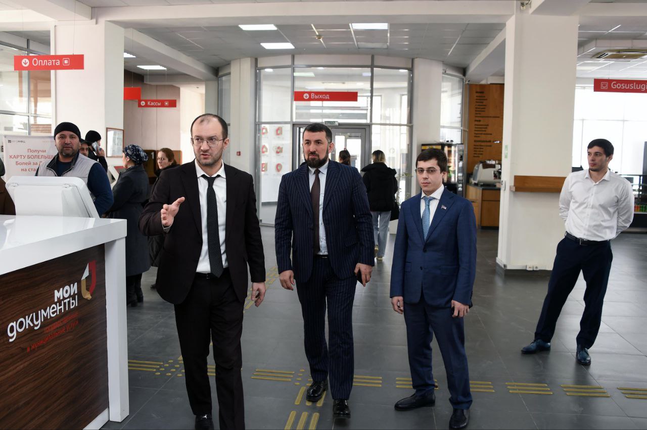 Шамиль Омаров и Изи Алиев посетили Республиканский многофункциональный центр