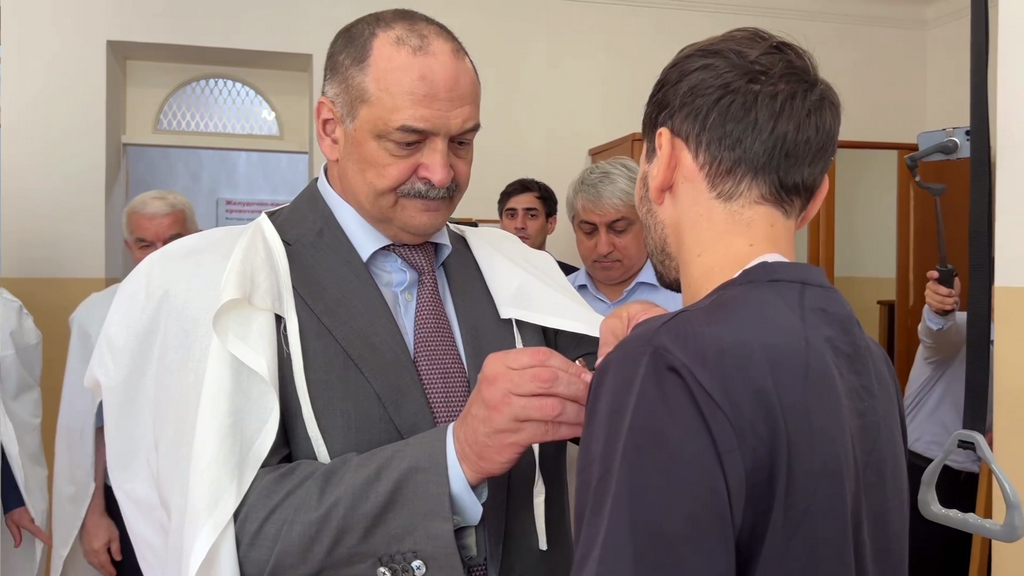 Глава Дагестана посетил раненых сотрудников полиции, вставших на пути преступников