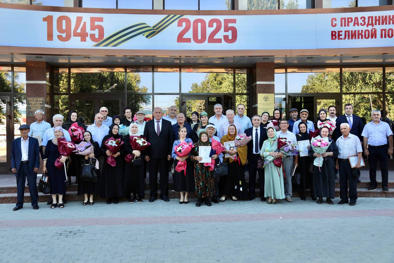 Абдулмуслим Абдулмуслимов отметил наградами более 30 семей Дагестана