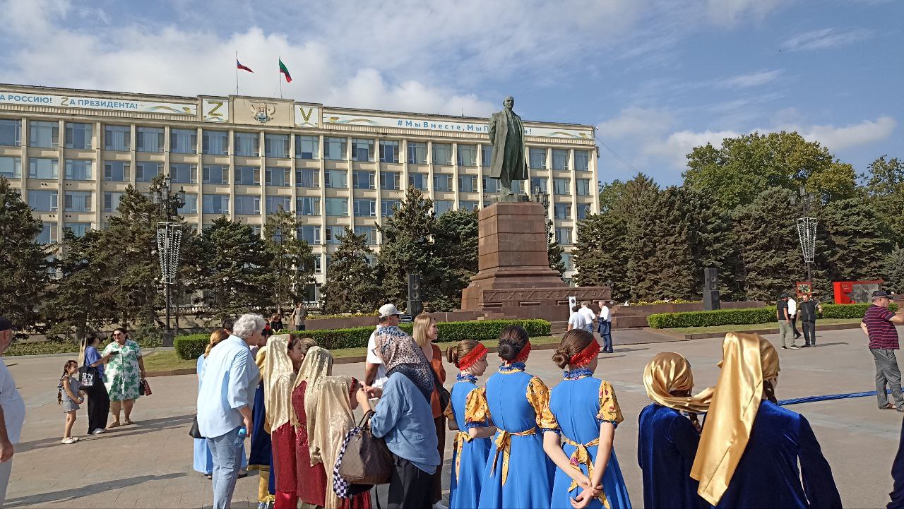 На главной площади Махачкалы отметили День Государственного флага России