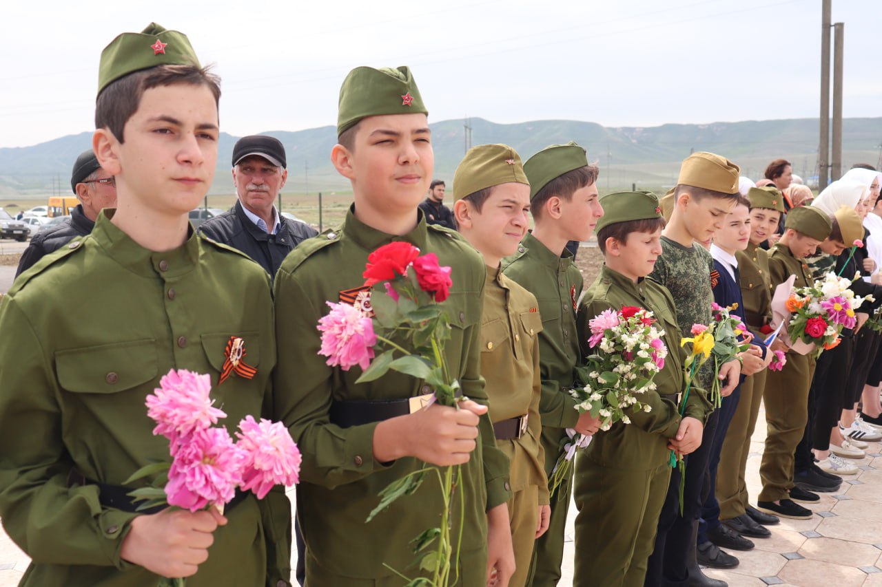 Церемония возложения цветов в «Саду памяти» прошла в Кизилюртовском районе