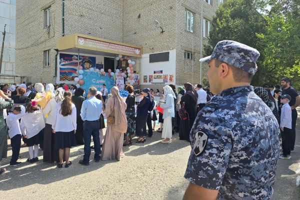 Около 200 росгвардейцев обеспечили безопасность во время Дня знаний в Дагестане