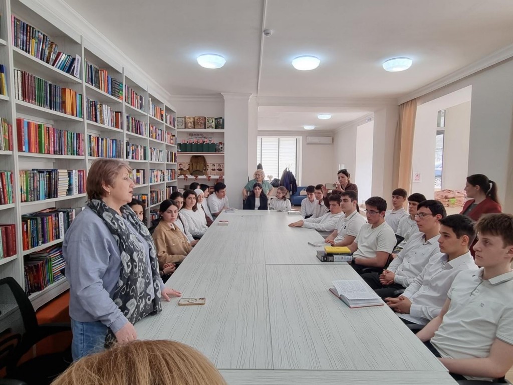 Депутаты «Единой России» подарили книги детской библиотеке Махачкалы