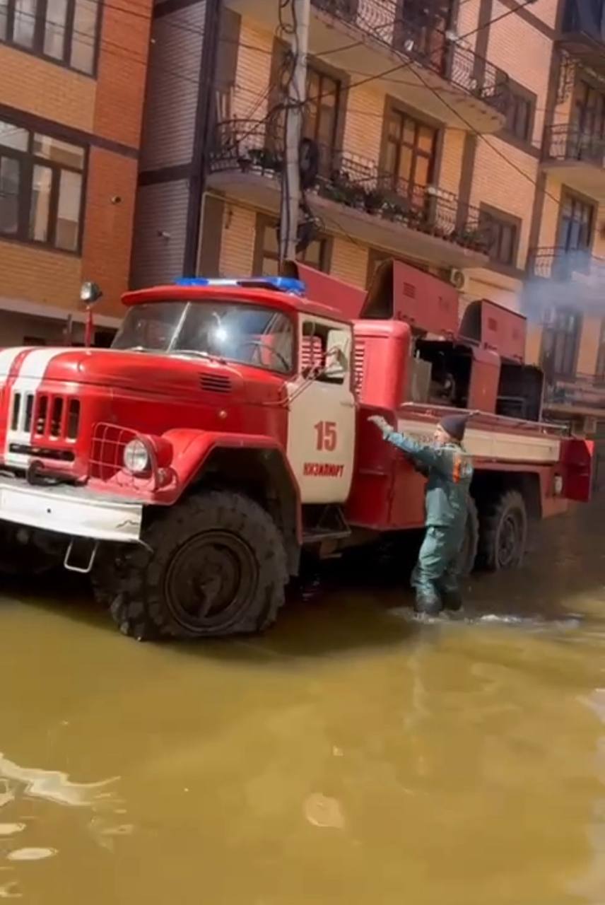 В Махачкале на улице Хивской устраняют последствия подтопления